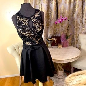 🥀Sexy black date night dress with lace back 🥀